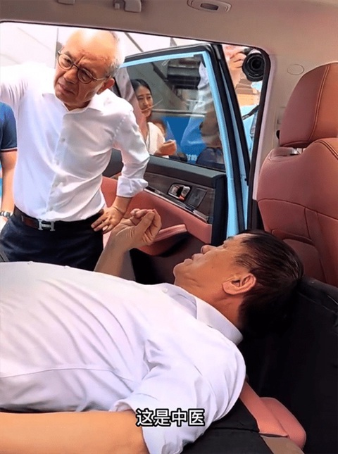 Ông Hoàng Hoành Sinh đang cho thấy ngủ trên xe điện của Skyworth tốt như thế nào. Ông Hoàng Hoành Sinh đang cho thấy ngủ trên xe điện của Skyworth tốt như thế nào.
