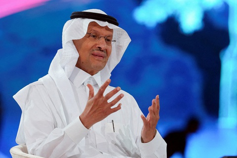OPEC+ tiếp tục giảm sản lượng để hỗ trợ giá dầu- Ảnh 1. Bộ trưởng năng lượng Saudi Arabia, ông Abdulaziz bin Salman Al-Saud - Ảnh: REUTERS