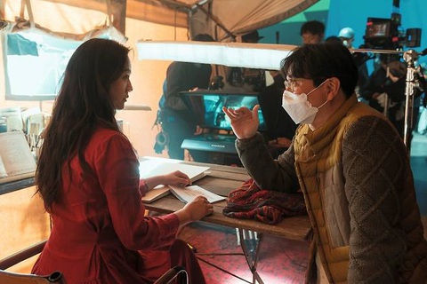 Thang Duy xì tin, chụp ảnh ‘seo phì' cùng ‘ông chú Yêu tinh' Gong Yoo- Ảnh 3. Thang Duy (trái) trao đổi cùng ông xã - đạo diễn Kim Tae Yong
