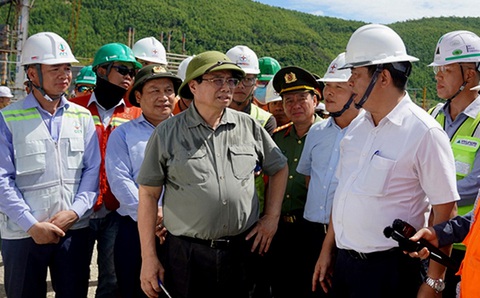 Thủ tướng Phạm Minh Chính kiểm tra một số công trình trọng điểm tại Quảng Bình- Ảnh 1. Thủ tướng Phạm Minh Chính kiểm tra các công trình trọng điểm tại Quảng Bình - Ảnh: B.Q.B