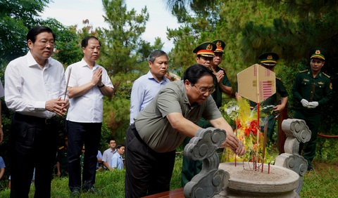 Thủ tướng Phạm Minh Chính kiểm tra một số công trình trọng điểm tại Quảng Bình- Ảnh 3. Thủ tướng Phạm Minh Chính đến viếng mộ Đại tướng Võ Nguyên Giáp tại Vũng Chùa - Đảo Yến - Ảnh: B.Q.B