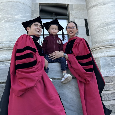 Vợ chồng cùng là tiến sĩ Harvard- Ảnh 1. Hai vợ chồng Bùi Phương Linh, Phạm Thanh Tùng cùng con trong ngày tốt nghiệp tiến sĩ Đại học Harvard (Mỹ) - Ảnh: NVCC