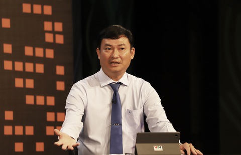 Vì sao người dân Đồng bằng sông Cửu Long ly hương sau mỗi mùa hạn mặn?- Ảnh 1. Ông Võ Xuân Tân, phó giám đốc Sở Nông nghiệp và Phát triển nông thôn tỉnh Hậu Giang, tại buổi đối thoại - Ảnh: CHÍ QUỐC