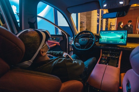 Một du khách dùng thử cabin theo chủ đề sức khỏe thông minh của xe điện Skyworth Auto - Ảnh: China Daily Một du khách dùng thử cabin theo chủ đề sức khỏe thông minh của xe điện Skyworth Auto - Ảnh: China Daily