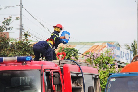Cháy kho nhựa ở Khánh Hòa, cột khói đen cao hàng chục mét- Ảnh 4. Lực lượng phòng cháy chữa cháy tác nghiệp