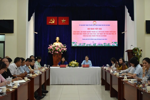Sắp xếp khu phố, ấp: Khó khăn với các khu phố có chung cư cao cấp- Ảnh 1. Toàn cảnh buổi tiếp xúc - Ảnh: T.N.