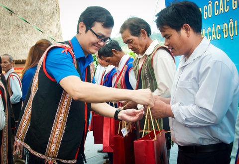 Bí thư thứ nhất Trung ương Đoàn Bùi Quang Huy thăm già làng, trưởng bản tỉnh Kon Tum- Ảnh 1. Anh Bùi Quang Huy trao quà cho các già làng, trưởng bản và người có uy tín tại tỉnh Kon Tum - Ảnh: NGỌC LÂM
