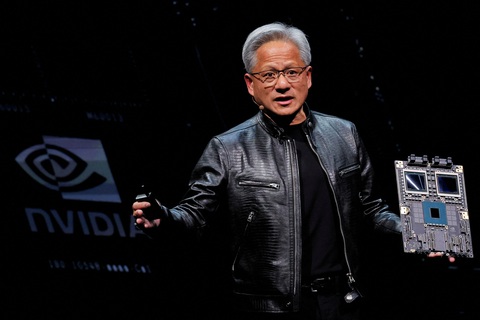 Giám đốc điều hành Jensen Huang của Nvidia lo các ông lớn công nghệ không đủ trung tâm dữ liệu để gắn chip - Ảnh: AFP Giám đốc điều hành Jensen Huang của Nvidia lo các ông lớn công nghệ không đủ trung tâm dữ liệu để gắn chip AI - Ảnh: AFP