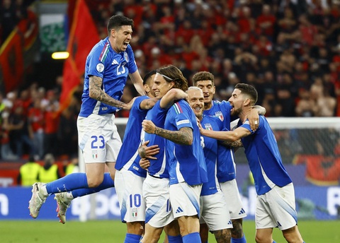 Máy tính soi tỉ số Euro 2024: Tây Ban Nha và Ý chia điểm - Ảnh 2. Tuyển Ý và Tây Ban Nha được dự đoán sẽ chia điểm với nhau - Ảnh: REUTERS