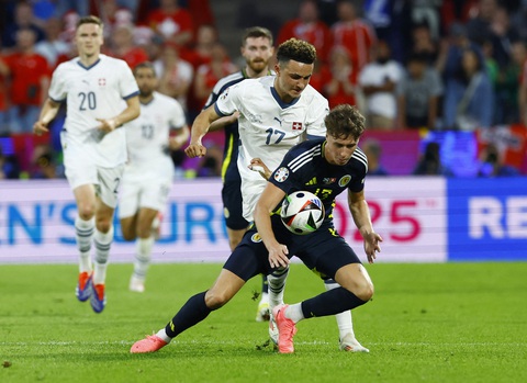 Hòa Thụy Sĩ 1-1, Scotland nuôi hy vọng đi tiếp tại Euro 2024- Ảnh 1. Scotland (áo xanh) sống lại hy vọng đi tiếp sau trận hòa Thụy Sĩ - Ảnh: REUTERS