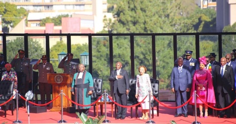 Ông Ramaphosa tuyên thệ nhậm chức tổng thống Nam Phi nhiệm kỳ hai- Ảnh 1. Tổng thống Cyril Ramaphosa cùng chánh án Raymond Zondo hát quốc ca kết thúc lễ nhậm chức hôm 19-6 - Ảnh: TTXVN