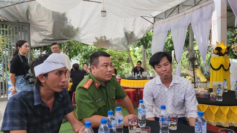 Bí thư Tỉnh ủy Quảng Ngãi: Các cấp sẽ luôn bên cạnh hai cháu bé sống sót sau vụ truy sát cả nhà- Ảnh 3. Đại úy Trần Hoài An, người lao vào khống chế nghi phạm, luôn túc trực, động viên gia đình - Ảnh: TRẦN MAI