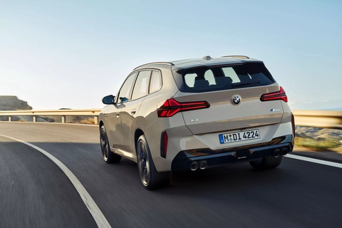 BMW X3 2025 ra mắt: Thiết kế gây tranh cãi, màn hình cong, động cơ mạnh hơn cạnh tranh GLC- Ảnh 8. Theo BMW, trải nghiệm cầm lái của BMW X3 mới sướng hơn nhờ hệ thống đánh lái chính xác hơn cùng độ cân bằng tổng thể tốt hơn. Thay đổi này đạt được nhờ chiều rộng lớn hơn, cấu trúc thân xe cứng, vững cùng nhiều tinh chỉnh đa dạng toàn thân xe khác.