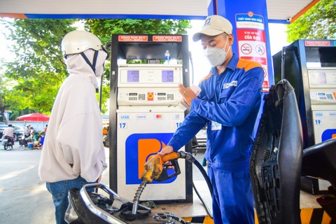 Giá xăng lên 22.460 đồng/lít- Ảnh 1. Chiều 20-6, cơ quan chức năng tiếp tục điều chỉnh giá xăng dầu trong nước, xu hướng tăng - Ảnh: QUANG ĐỊNH