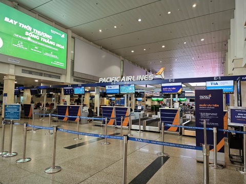 Pacific Airlines trở lại bầu trời với một máy bay- Ảnh 1. Quầy thủ tục Pacific Airlines chuẩn bị