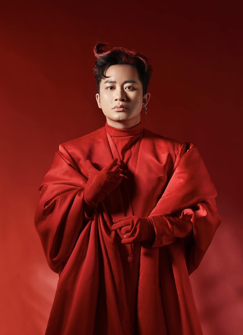 Tùng Dương chơi tất tay với 'Cánh chim phượng hoàng'- Ảnh 2. Tùng Dương chơi tất tay với 'Cánh chim phượng hoàng'- Ảnh 2.