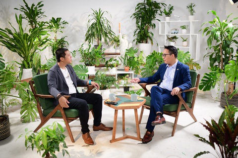 Đi cùng thương hiệu: Khi nhân sự ‘làm bạn’ với AI- Ảnh 1. Với sự dẫn dắt cởi mở của host Nguyễn Tiến Huy, câu chuyện thích ứng với xu thế AI của doanh nghiệp đã được CMO FPT Võ Đặng Phát chia sẻ trong tập 8 của Đi cùng thương hiệu, mùa 2 - Ảnh: QUANG ĐỊNH