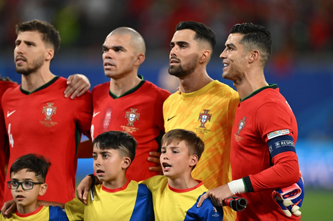 Lý do Ronaldo luôn đứng nghiêng khi hát quốc ca Bồ Đào Nha- Ảnh 1. Cristiano Ronaldo luôn đứng nghiêng so với đồng đội tuyển Bồ Đào Nha khi hát quốc ca - Ảnh: REUTERS