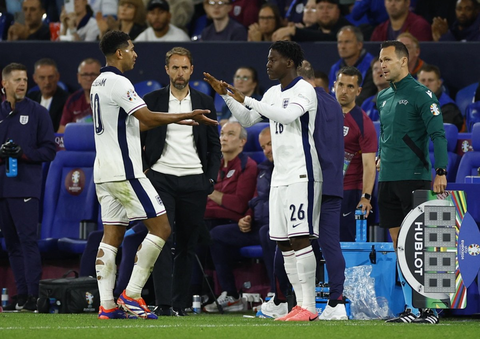 Thực đơn tuyển Anh là bí mật, HLV trưởng nếm trước cầu thủ- Ảnh 1. HLV Gareth Southgate nếm trước thức ăn của tuyển Anh tại Euro 2024