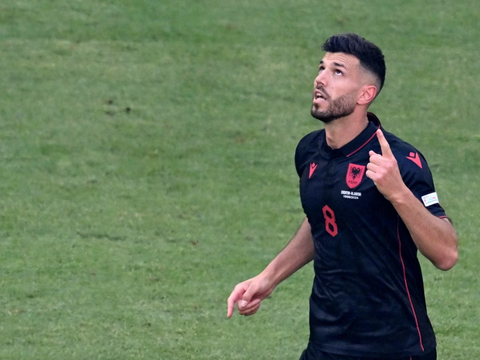 Cầu thủ Albania ghi một bàn thắng lập hai kỷ lục tại Euro 2024- Ảnh 1. Klaus Gjasula ghi cả hai bàn thắng cuối trận tuyển Croatia hòa Albania 2-2 tại Euro 2024