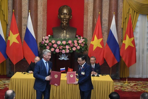 Việt Nam, Nga ký 11 văn kiện hợp tác trong chuyến thăm của Tổng thống Putin- Ảnh 5. Chú thích ảnh: Chủ tịch nước Tô Lâm và Tổng thống Liên bang Nga Vladimir Putin chứng kiến lễ trao Bản ghi nhớ về hợp tác tại Việt Nam giữa Tập đoàn Dầu khí Việt Nam và Công ty cổ phần Novatek - Ảnh: PVN