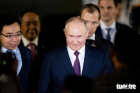 Tổng thống Putin đến sân bay Nội Bài lúc rạng sáng 20-6- Ảnh 2. Tổng thống Nga Vladimir Putin đã đặt chân xuống sân bay quốc tế Nội Bài (Hà Nội) lúc 2h sáng 20-6 - Ảnh: NGUYỄN KHÁNH