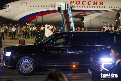 Tổng thống Putin đến sân bay Nội Bài lúc rạng sáng 20-6- Ảnh 3. Siêu xe bọc thép, chống đạn Aurus đưa Tổng thống Nga Putin về khách sạn - Ảnh: NGUYỄN KHÁNH