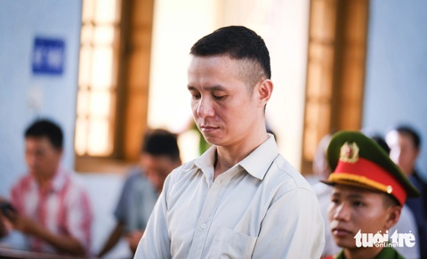 Hoãn phiên tòa xử vụ tai nạn làm chết 3 thành viên Hoàng Anh Gia Lai- Ảnh 1. Tài xế Đinh Tiến Bình, người gây ra vụ tai nạn làm chết 3 thành viên CLB Hoàng Anh Gia Lai, tại phiên tòa - Ảnh: TẤN LỰC