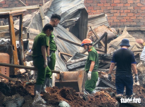 Tìm thấy nạn nhân còn lại trong vụ cháy cơ sở bột nhang 2 người chết ở Bình Chánh- Ảnh 1. Lực lượng chức năng tại hiện trường vụ cháy - Ảnh: NGỌC KHẢI