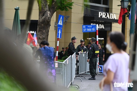 An ninh thắt chặt quanh khu vực khách sạn ông Putin ở - Ảnh: HỒNG QUANG An ninh thắt chặt quanh khu vực khách sạn ông Putin ở - Ảnh: HỒNG QUANG