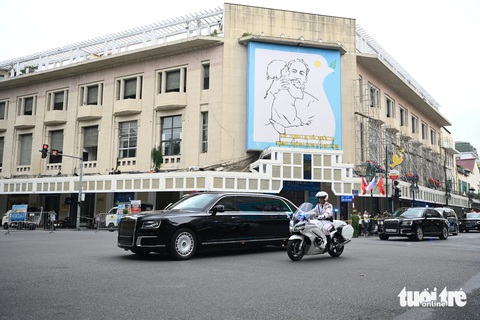 Ảnh: HỒNG QUANG Đoàn của Tổng thống Putin xuất phát tới Phủ Chủ tịch - Ảnh: HỒNG QUANG