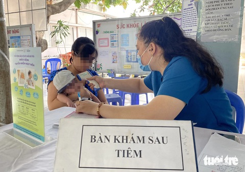 TP.HCM cảnh báo bệnh ho gà tăng, chủ yếu ở trẻ chưa tiêm vắc xin- Ảnh 1. Trẻ được khám sau tiêm vắc xin trong chương trình tiêm chủng mở rộng tại Trạm y tế xã Phú Xuân, huyện Nhà Bè, TP.HCM - Ảnh: XUÂN MAI