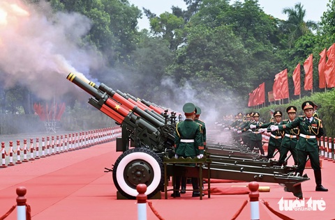 21 phát đại bác tại lễ đón chính thức Tổng thống Nga Putin - Ảnh: VIỆT TRUNG 21 phát đại bác tại lễ đón chính thức Tổng thống Nga Putin - Ảnh: VIỆT TRUNG