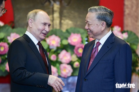 Chủ tịch nước Tô Lâm hội đàm với Tổng thống Putin- Ảnh 1. Chủ tịch nước Tô Lâm và Tổng thống Putin trao đổi khi chụp ảnh chung - Ảnh: NAM TRẦN