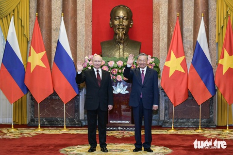 Chủ tịch nước Tô Lâm hội đàm với Tổng thống Putin- Ảnh 3. Chủ tịch nước Tô Lâm và Tổng thống Putin vẫy tay chào báo chí khi chụp ảnh chung - Ảnh: NAM TRẦN