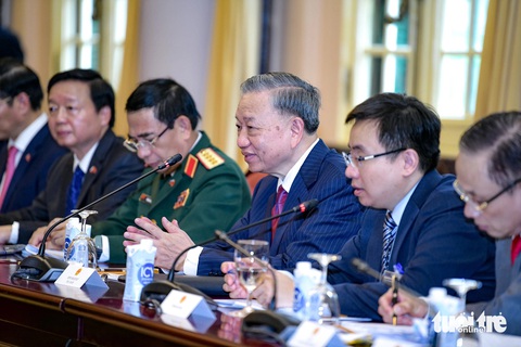 Chủ tịch nước Tô Lâm hội đàm với Tổng thống Putin- Ảnh 6. Chủ tịch nước Tô Lâm phát biểu tại hội đàm - Ảnh: NAM TRẦN