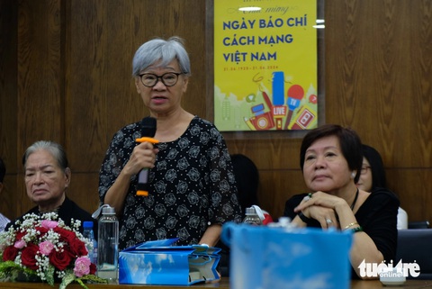 Bà Thế Thanh (giữa) kể lại những ký ức đẹp với nhà báo Minh Hiền, người chị đồng nghiệp mà bà hết sức yêu quý - Ảnh: LINH ĐOAN Bà Thế Thanh (giữa) kể lại những ký ức đẹp với nhà báo Minh Hiền, người chị đồng nghiệp mà bà hết sức yêu quý - Ảnh: LINH ĐOAN