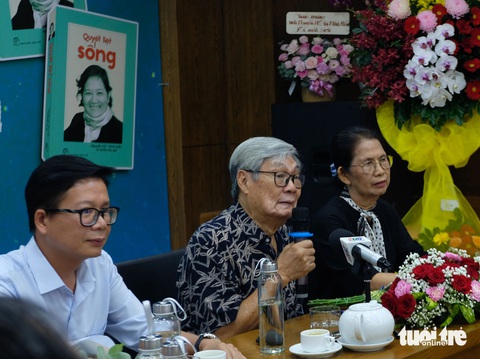 Ông Nguyễn Hồ (giữa) dù tuổi cao, sức khỏe kém nhưng luôn muốn làm những gì chỉn chu nhất cho quyển sách về người vợ quá cố của mình - Ảnh: LINH ĐOAN Ông Nguyễn Hồ (giữa) dù tuổi cao, sức khỏe kém nhưng luôn muốn làm những gì chỉn chu nhất cho quyển sách về người vợ quá cố của mình - Ảnh: LINH ĐOAN