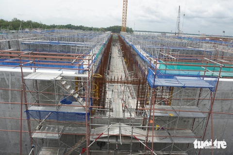 Nhà máy xử lý nước thải lớn nhất Đông Nam Á thành hình- Ảnh 5. Ngoài đẩy nhanh tiến độ thi công, liên danh nhà thầu cũng cho biết luôn chú trọng công tác đảm bảo an toàn lao động trong quá trình thi công để không xảy ra bất kỳ sự cố nào