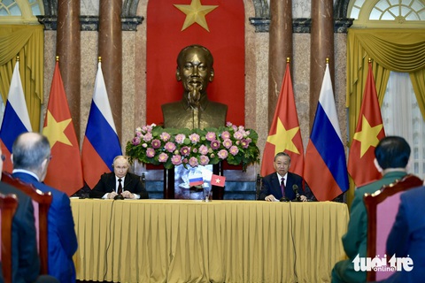 Việt Nam, Nga ký 11 văn kiện hợp tác trong chuyến thăm của Tổng thống Putin- Ảnh 1. Chủ tịch nước Tô Lâm và Tổng thống Putin tại cuộc gặp báo chí - Ảnh: NAM TRẦN