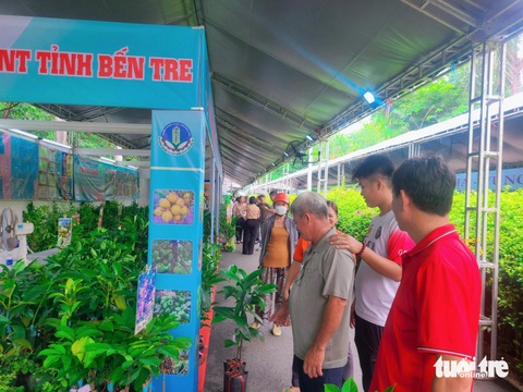 Triển lãm nông nghiệp công nghệ cao giới thiệu giải pháp drone, AI- Ảnh 1. Người dân TP.HCM tham quan Hội chợ - Triển lãm giống, nông nghiệp công nghệ cao TP.HCM năm 2024 - Ảnh: NHẬT XUÂN
