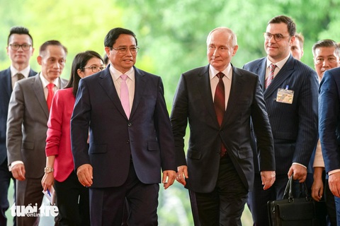 Thủ tướng Phạm Minh Chính đón Tổng thống Liên bang Nga Vladimir Putin - Ảnh: NAM TRẦN Thủ tướng Phạm Minh Chính đón Tổng thống Liên bang Nga Vladimir Putin - Ảnh: NAM TRẦN
