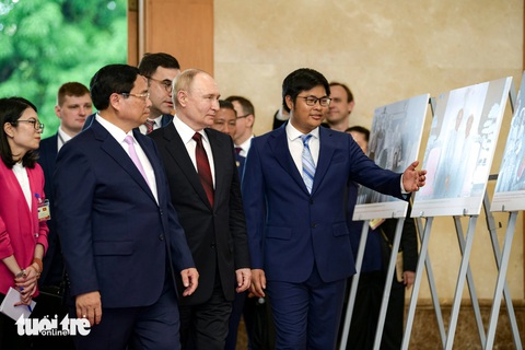 Thủ tướng Phạm Minh Chính hội kiến Tổng thống Nga Vladimir Putin- Ảnh 7. Thủ tướng Phạm Minh Chính và Tổng thống Liên bang Nga Vladimir Putin xem trưng bày ảnh về quan hệ Việt - Nga - Ảnh: NAM TRẦN