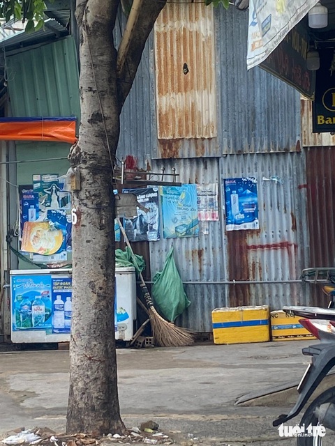 Đủ kiểu 'bức tử' cây xanh đường phố: Đóng đinh, trám xi măng, trói gốc cây- Ảnh 11. Treo