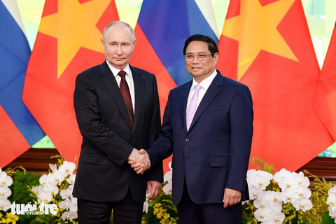 Thủ tướng Phạm Minh Chính và Tổng thống Liên bang Nga Vladimir Putin chụp ảnh chung - Ảnh: NAM TRẦN Thủ tướng Phạm Minh Chính và Tổng thống Liên bang Nga Vladimir Putin chụp ảnh chung tại buổi hội kiến - Ảnh: NAM TRẦN