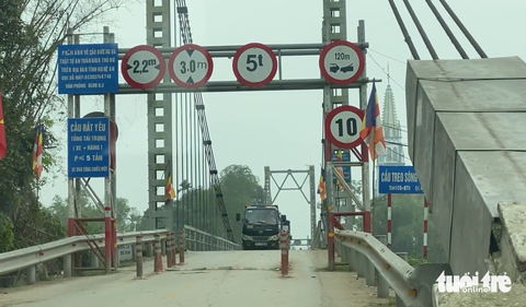 Gần 240 tỉ đồng xây cầu cứng sau vụ ô tô rơi sông, 5 người chết- Ảnh 1. Cầu treo sông Giăng ở huyện Thanh Chương, Nghệ An xuống cấp - Ảnh: DOÃN HÒA