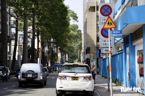 Taxi, xe dịch vụ đậu la liệt quanh Bệnh viện Từ Dũ, Bình Dân- Ảnh 1. Taxi đậu trên đường Bùi Thị Xuân, phía sau Bệnh viện Từ Dũ mặc kệ biển cấm - Ảnh: NGỌC QUÝ