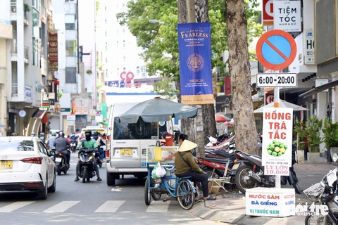Taxi, xe dịch vụ đậu la liệt quanh Bệnh viện Từ Dũ, Bình Dân- Ảnh 3. Đoạn đường Cống Quỳnh bị thu hẹp do đậu xe tràn lan dưới lòng đường, xe cộ chen chúc khó khăn - Ảnh: NGỌC QUÝ