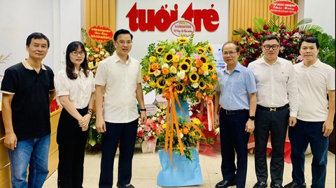 Phó trưởng Ban Nội chính Trung ương Đặng Văn Dũng: Tuổi Trẻ luôn đổi mới để phục vụ độc giả- Ảnh 4. Đoàn Cục An ninh chính trị nội bộ, Bộ Công an chúc mừng báo Tuổi Trẻ - Ảnh: Đ.BÌNH