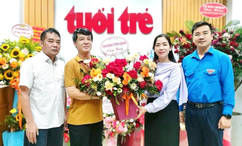 Phó trưởng Ban Nội chính Trung ương Đặng Văn Dũng: Tuổi Trẻ luôn đổi mới để phục vụ độc giả- Ảnh 5. Đoàn Tỉnh Đoàn Tuyên Quang chúc mừng ngày 21-6 - Ảnh: QUAN VĂN TUÂN